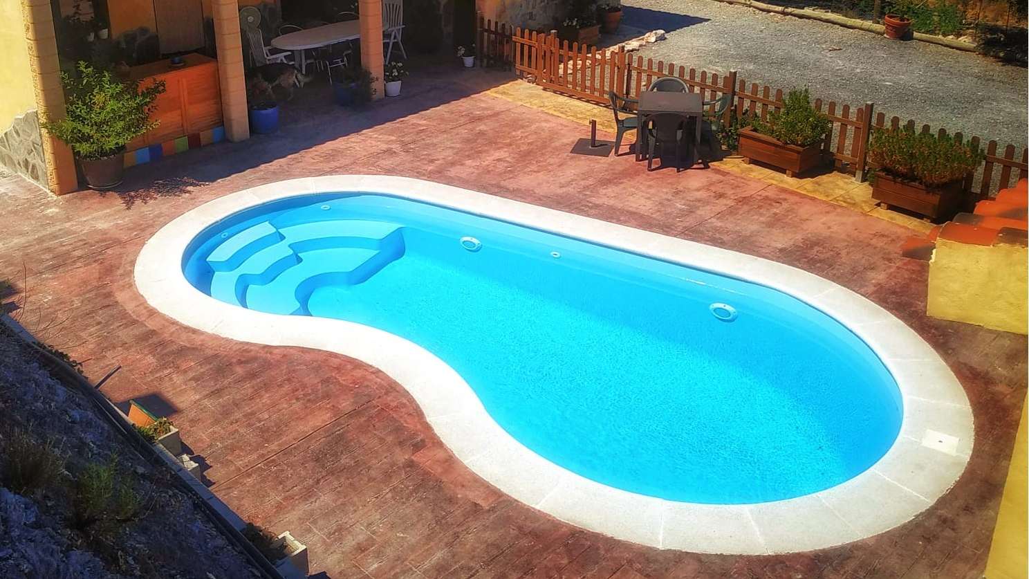 ¿Por qué las piscinas de poliéster son cada vez más populares respecto a las piscinas de obra y las piscinas desmontables?